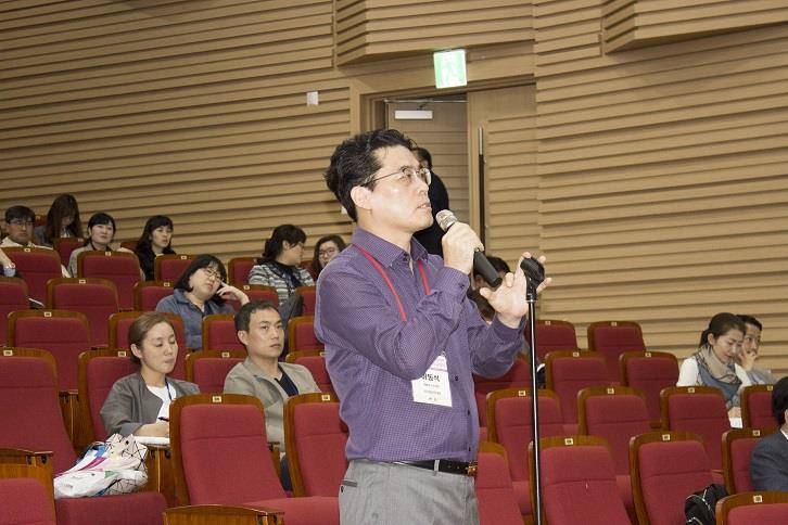 2017년 한국유방암학회 추계학술대회에서의 이동석 병원장 발표 및 토론 모습